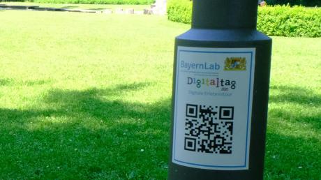An insgesamt sechs Orten in Dillingen hängen diese QR-Codes, hinter denen sich Videos mit spannenden Informationen befinden.  	