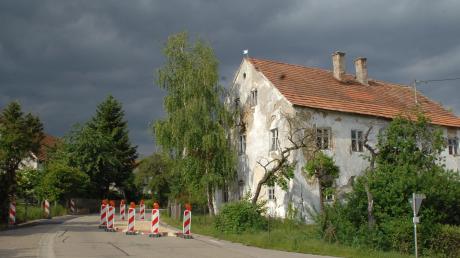 Die „Alte Dorfwirtschaft“ in Oberliezheim steht unter Denkmalschutz. Allerdings ist das Gebäude baufällig. Auch ein Stück Tunnel darunter ist aus Sicherheitsgründen bereits gesperrt worden.  	