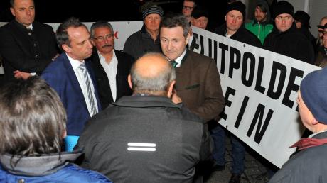 Dieses Foto stammt vom März 2019. Damals besuchte Bayerns Umweltminister Thorsten Glauber (im blauen Anzug links im Bild) Gremheim. Unter anderem mit Plakaten zeigten Bürgerinnen und Bürger ihren Unmut, suchten aber auch das Gespräch mit Landrat Leo Schrell (Bildmitte). 	