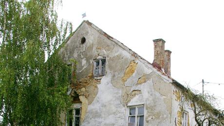 Die ehemalige Gaststätte in Oberliezheim verfällt mehr und mehr. Weil Gewölbe darunter einsturzgefährdet sind, ist ein Teil der Straße gesperrt. 