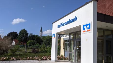 In Glött soll in den Räumen der Bank ein Versicherungscenter entstehen. Die Mitarbeiterinnen und Mitarbeiter ziehen nach Holzheim um.  	