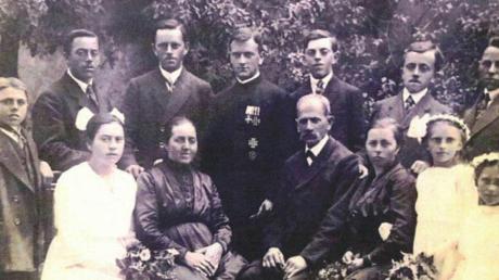 Pfarrer Leonhard Traub (Mitte) mit seiner Familie bei der Primiz im Sommer 1921. Auch hier trägt er noch seine Militärorden. 	