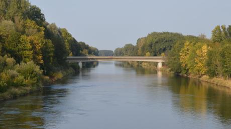 An der Donau saniert die LEW Wasserkraft den Damm.  	