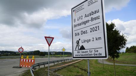 Mitte der kommenden Woche soll es so weit sein: Der Verkehr soll auf der B492 rollen – einige Wochen früher, als zuletzt geplant. Seit Jahren wurde die Fertigstellung dieses für den Landkreis Dillingen wichtigen Autobahnzubringers gefordert.  	