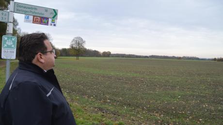 Der Blick von Johannes Ebermayer, Bürgermeister in Schwenningen, geht dort hin, wo – Stand heute – ein großer Flutpolder geplant ist. Konkret handelt es sich dabei um den Flutpolder Neugeschüttwörth auf Gremheimer Flur.  	