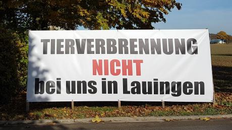Dieses Plakat haben Anwohnerinnen und Anwohner am Wochenende in der Nähe des Herrgottsruhfriedhofs in Lauingen aufgestellt. Sie protestieren gegen ein mögliches Tierkrematorium.  	