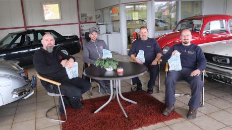 Roman Wörle, Steffen Wiedemann, Marcus Wörle und Christian Wörle (von links) spendeten Autos an die Opfer der Flutkatastrophe. Sie haben von vielen traurigen Schicksalen erfahren.  	