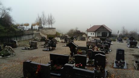 Trist, düster und mit viel Kies – so soll der Friedhof Altenberg in Syrgenstein nicht länger aussehen. Mehr Bepflanzung und Sitzmöglichkeiten laden in Zukunft zum Verweilen ein. Außerdem wurde der Zugang zu den Urnenstelen barrierefrei gestaltet.  	
