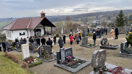 Nach der Segnung des umgestalteten Friedhofs in Altenberg wurde die neue Glocke im Türmchen geläutet.  	