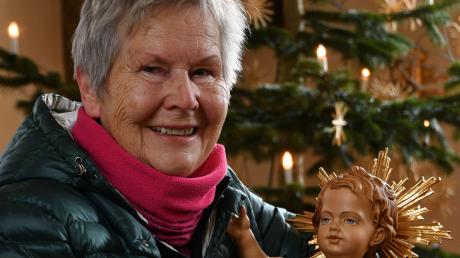 Seit 49 Jahren ist Dora Bertenbreiter Mesnerin in der St.-Vitus-Kirche in Veitriedhausen. Das Jesuskind hat sie für das Foto vom Speicher geholt. Weihnachtsfrieden kehrt für sie ein, wenn an Heiligabend „alles rum ist und gut geklappt hat“. 