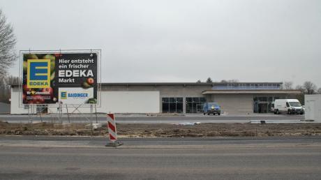 An der Straße zwischen Zöschlingsweiler und Wittislingen entsteht neben dem Sportgelände der Marktgemeinde ein neuer Edeka-Markt. Die Eröffnung den neuen Marktes ist für das Frühjahr 2022 vorgesehen. 	