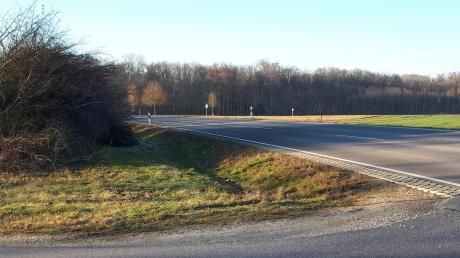 Aufgehäufter Astschnitt erschwerte vorige Woche das Überqueren der Fristinger Umgehung (rechts) vom Baderweg (Vordergrund) kommend.  	
