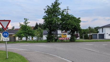 An der Einmündung der Dillinger Straße in Holzheim soll ein Kreisverkehr entstehen. Doch das ist nicht alles, was sich an der Ortsdurchfahrt ändert.  	