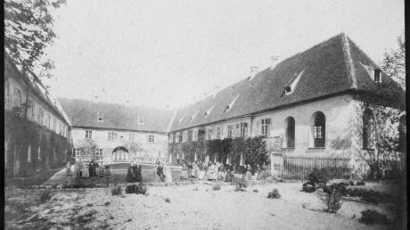Das aus dem 16. Jahrhundert stammende Schloss der Grafen Fugger in Glött wurde 1869 von Johann Evangelist Wagner erworben und als Einrichtung für Mädchen und Frauen mit geistiger Behinderung genützt. Das Foto stammt aus dem Jahr 1883.  