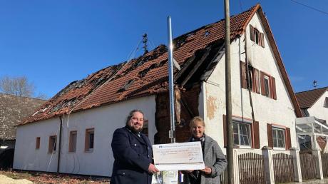 Im November 2021 ist das Haus von Familie Zimmermann in Vollbrand gestanden. Es ist nicht mehr bewohnbar. Christian Guffler hat deshalb Spenden gesammelt, die er offiziell an Sabine Zimmermann diese Woche übergab.  