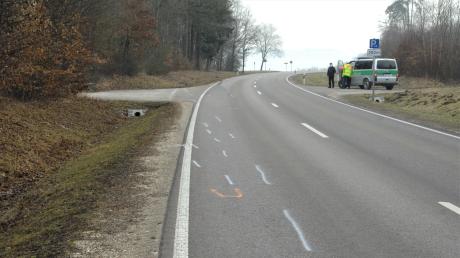 Auf dieser Strecke ist es passiert, das Bild entstand einen Tag nach dem schrecklichen Unfall nahe Bissingen, bei dem ein 19-Jähriger starb. 