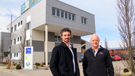Standortleiter Jens Langfermann (links) vom Bauunternehmen Knoll und Bernhard Miller, Inhaber der Alois Miller Erdbau und Abbruch GmbH, freuen sich über die gute Zusammenarbeit.  