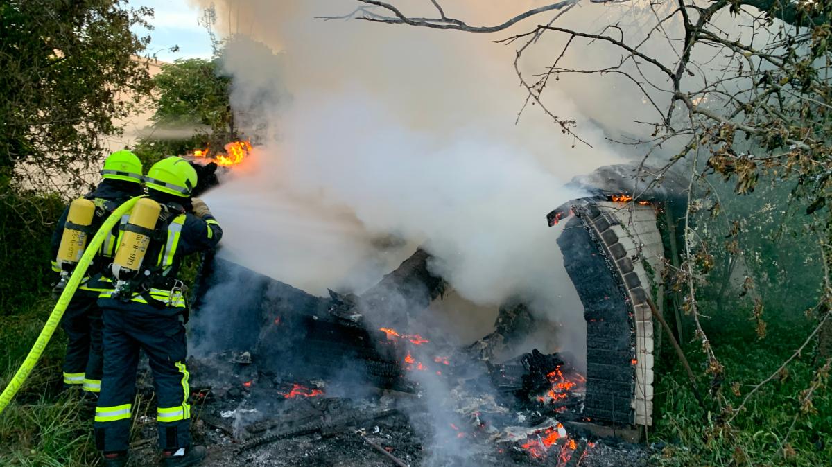#Lauingen: Lauinger Feuerwehr löscht brennende Hütte