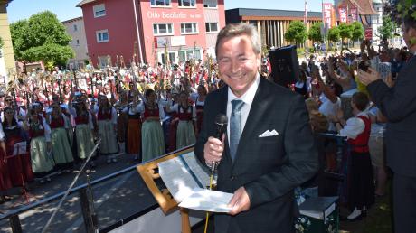 Etwa 400 Musiker und Musikerinnen ließen am 3. Juli den Landkreis Dillingen zu seinem "50. Geburtstag" hochleben. Gleichzeitig war es ein Abschiedsständchen für Landrat Leo Schrell (Mitte), der am 12. Juli sein Amt an den neu gewählten Landkreischef Markus Müller (rechts) abgab.  