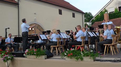 Das Heeresmusikkorps Ulm unter der Leitung von Hauptmann Dominik Koch begeisterte das Publikum in der Haunsheimer Schlossökonomie.  