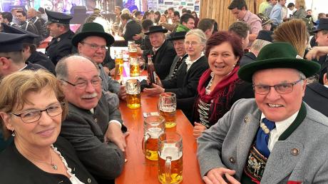 Die Mitglieder des Trachtenvereins D'Zusamtaler, zu denen Johann Demmler (rechts) gehört, mögen es traditionell.