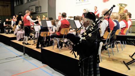 Das musikalische Highlight des Konzertabends war der Gastmusiker Eberhard „Mc“ Müller. Mit seiner Great Highland Bagpipe und seiner Originalkleidung eines schottischen Hochlandmusikanten begeisterte er die Zuhörerinnen und Zuhörer.                                                                                   