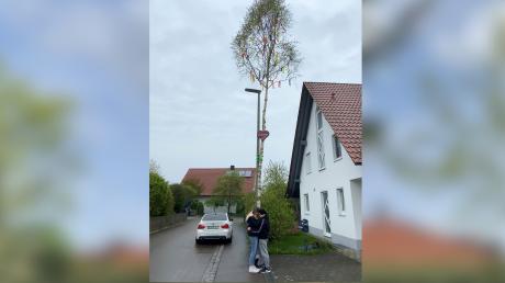 Mit einem Kuss bedankte sich Jasmin Wengenmayr aus Gremheim bei ihrem Freund Rene Neugebauer für den Maibaum.