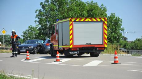 Bei der Einfahrt auf die Staatsstraße 2033 zwischen Dillingen und Fristingen ist wegen eines Unfalls eine Straßenseite gesperrt.