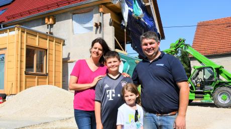 Familienglück auf der Baustelle: Sonja und Tobias Schön planen mit ihren Kindern Jonas und Magdalena einen alten Bauernhof in einen nachhaltigen Naturhof zu verwandeln.