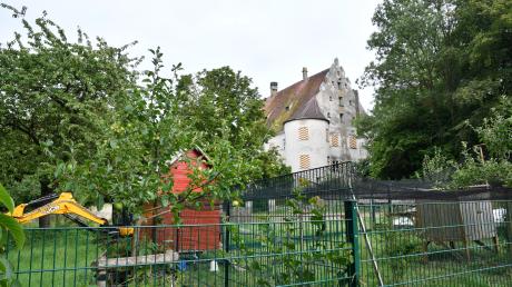 Auf dem Gelände beim Mooseum mit Blick auf das Schloss Bächingen entsteht bis September eine neue Kindergartengruppe.