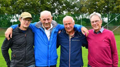 Zusammen pflegen (von links) Ralf Gerold, Michael Hartmann, Xaver Linder und Hans Beer die zwei Spielfelder vom FC Medlingen.