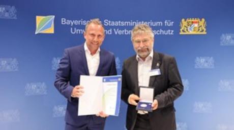 Der bayerische Umweltminister Thorsten Glauber überreichte dem ARGE-Chef Ulrich Mäck die Umweltmedaille. 