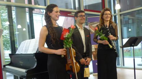 Ein Klarinettentrio mit (von links) Ema Almeida, Pablo Diez und Heike Mayr-Hof hat im Haus der Senioren in Gundelfingen gespielt.