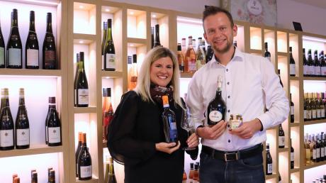 Wein ist ihr Hobby: Sonja und Hans Wenger verkaufen im "Edles Eck" in Gundelfingen Flaschen aus Rheinhessen, der Pfalz und Italien.