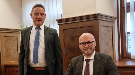 Digitalminister Fabian Mehring (rechts) trug sich bei der Übergabe seines ersten Förderbescheids im Beisein von Bürgermeister Dieter Nägele in das Goldene Buch der Stadt ein.