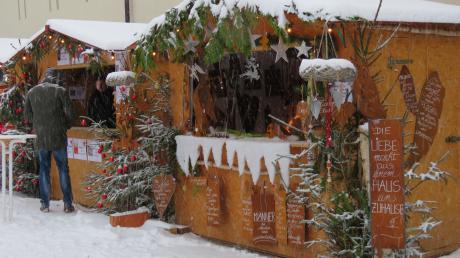 In den Hütten beim Weihnachtsmarkt in Gundelfingen gibt es wieder alles von Glühwein und Bratwurst bis zu Handwerkskunst und Bastelangeboten.