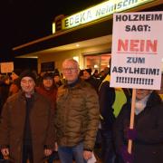 Bürgermeister Simon Peter (rechts) und Organisator Peter Haringer sprachen zu den etwa 300 Teilnehmenden, die am Samstag in Holzheim gegen eine Flüchtlingshalle neben dem Edeka protestierten. 