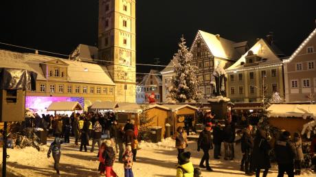 Mit dem Schnee zusammen wirkt das Ambiente in Lauingen besonders weihnachtlich. 