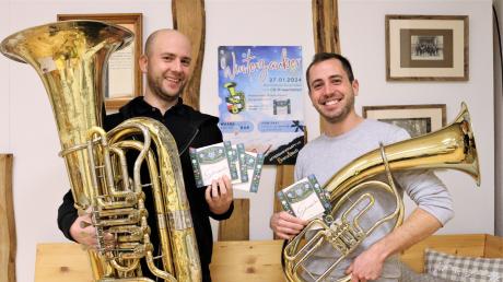 Der Vorsitzende vom Musikverein Frisch-Voran, Fabian Tiefenbacher (rechts), und sein Stellvertreter Andreas Hirschbolz sind stolz auf das Album der Musikkapelle.