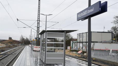 Der Mittelbahnsteig in Höchstädt ist nun wieder freigegeben. Ab März 2024 soll man auch per Fahrstuhl zum Gleis kommen.