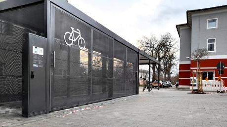 In dem Fahrrad-Safe am Lauinger Bahnhof kann man ab Montag sein Rad sicher abstellen.