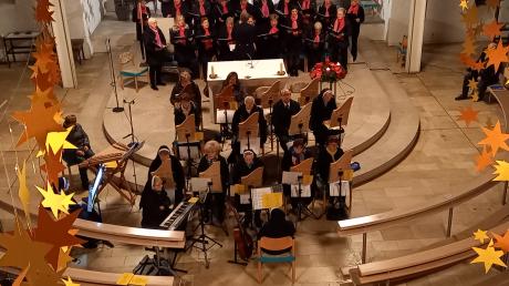 In der Pfarrkriche Sankt Ulrich wurde vom Dillinger Gesangverein und den Veeh-Harfen weihnachtlich musiziert. 