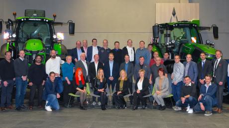 Der Traktorenhersteller Deutz-Fahr in Lauingen hat kürzlich langjährige Mitarbeiterinnen und Mitarbeiter geehrt. 