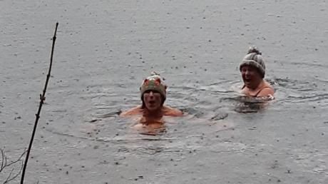 Marion Gruber (links) und Karin Merk bei eisigen Temperaturen im Lauinger Auwaldsee. Das Winterschwimmen, sagt Gruber, tut ihr gut.
