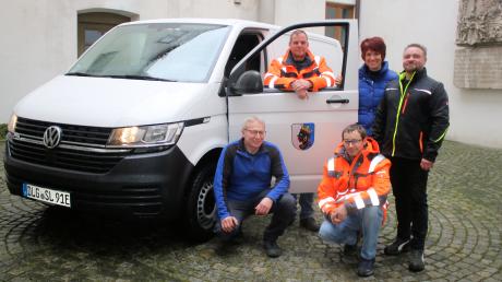 Die Lauinger Hausmeister mit dem neuen kommunalen E-Transporter (von links): Jürgen Kugler, Frank Goller, Sven Kuhn, Bürgermeisterin Katja Müller und Bernd Müller. 
