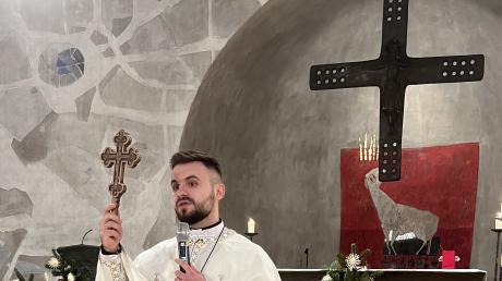Pfarrer Bogdan Sabalo, hier bei der Spendung des Segens, hielt in der Dillinger Christkönigskirche einen Weihnachtsgottesdienst in ukrainischer Sprache.