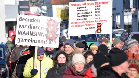Etwa 500 Bürger demonstrierten am Dienstag in Dillingen gegen die Ampel-Koalition in Berlin. 