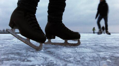 In Wertingen-Gottmannshofen wird im Winter eine Fläche zum Eislaufen mit Wasser befüllt. Ist es gefroren, kann jeder vorbeikommen und die Fläche auf eigene Gefahr nutzen. Wer lieber in der Halle bleibt, muss nach Augsburg oder Burgau. 
