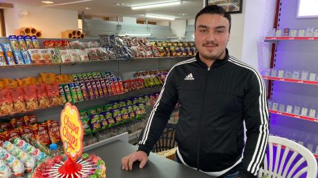 Für Karam Bibo ist der "Gello Kiosk" in Lauingen das vierte Geschäft, das er leitet. Dabei ist er erst 19 Jahre alt.