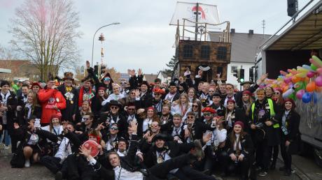 Tausende Besucher kamen zum Faschingsumzug der Hallo Wach nach Donaualtheim. Die Weisinger Piraten wurden hinterher als schönste Gruppe mit dem ersten Preis ausgezeichnet. 